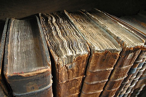 800px-old_book_bindings.jpg