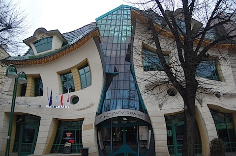 2-33-Worlds-Top-Strangest-Buildings-crookedhouse.jpg