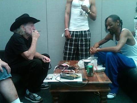 1277839496-snoop-dogg-and-willie-nelso.jpg