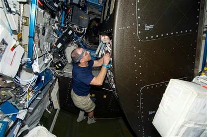 081123-shuttle-hmed-5p.h2.jpg