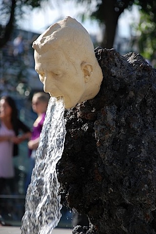 20-strange-sculptures-pI-vomiting-fountain.jpg